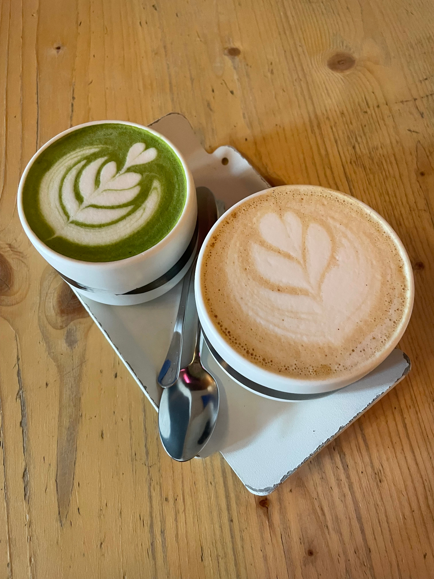 Nico Caffé Košice - matcha latte s krásnym latte artom