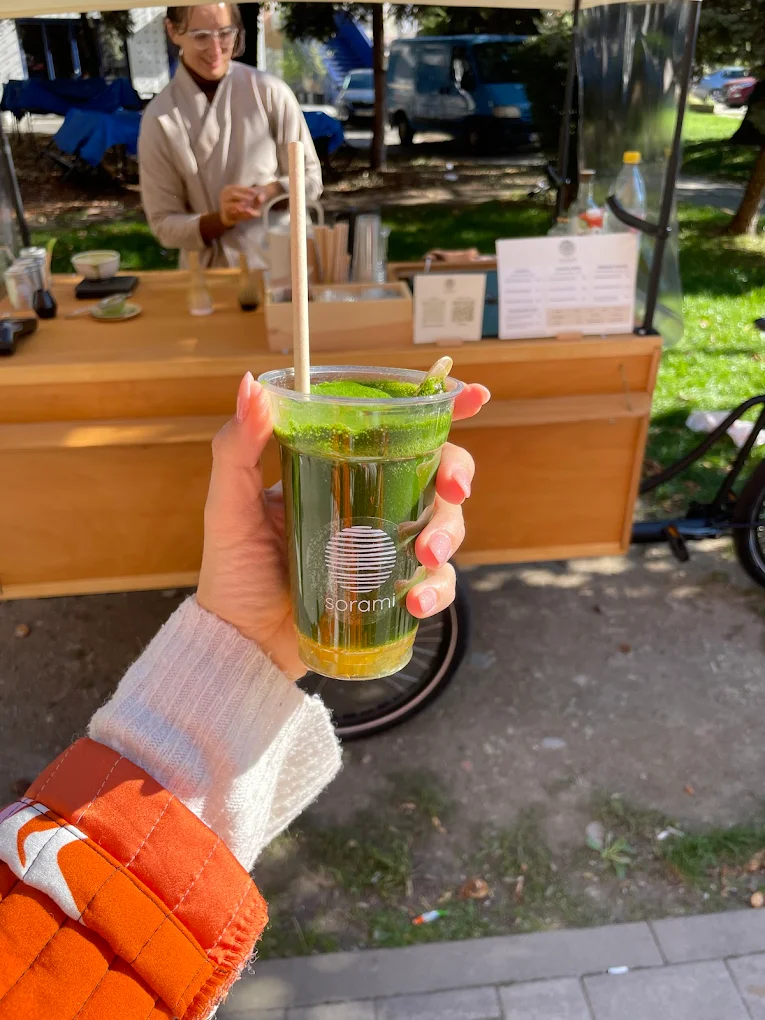 Prémiová matcha latte pripravovaná v SORAMI Košice