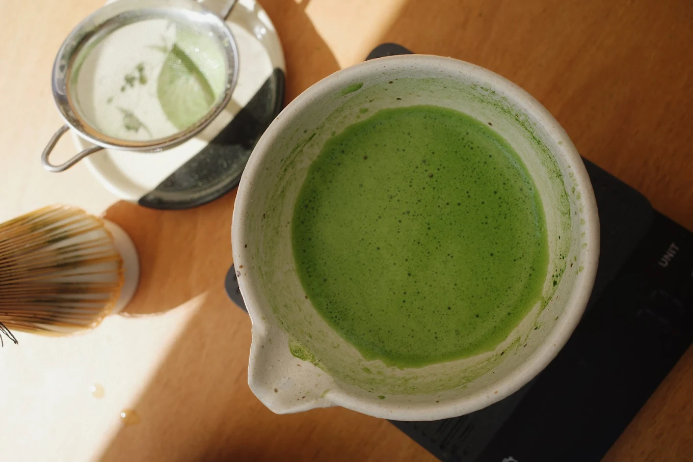 Tradičná ceremoniálna matcha v keramickej miske