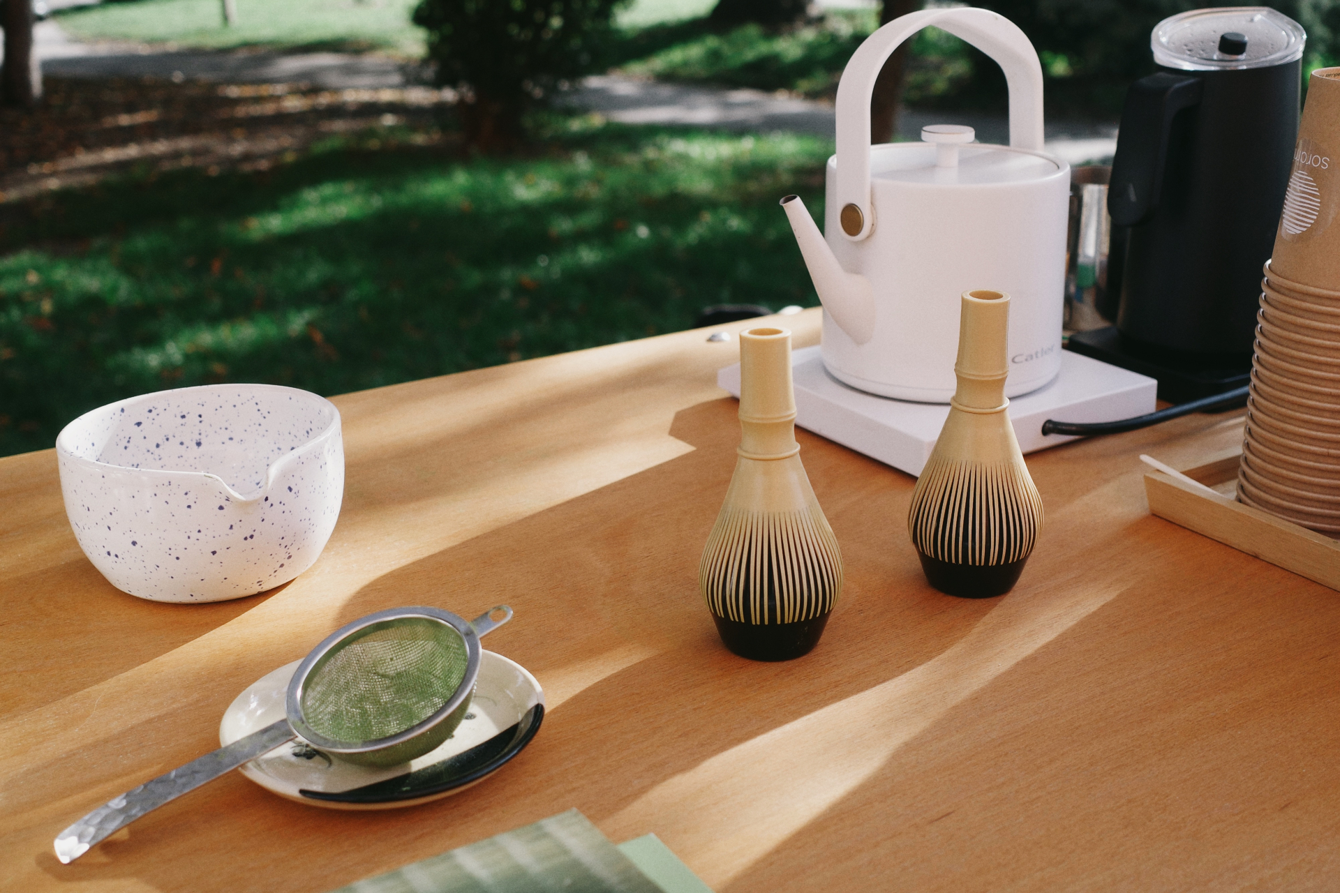 Príprava matchy v SORAMI Košice - chawan miska, bambusový chasen a ceremoniálna matcha