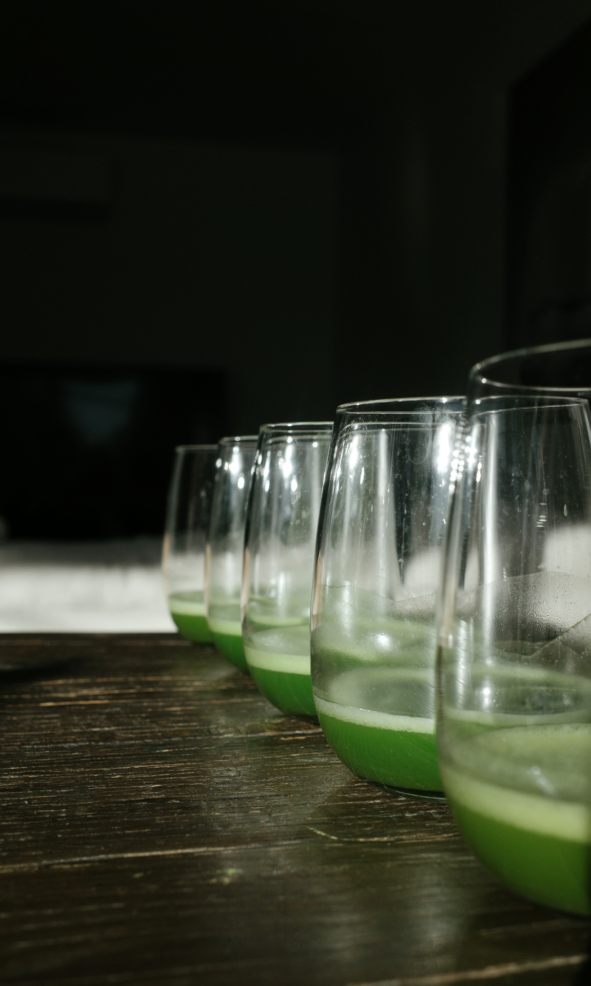 Matcha cultivar tasting at SORAMI Košice - row of glasses with matcha