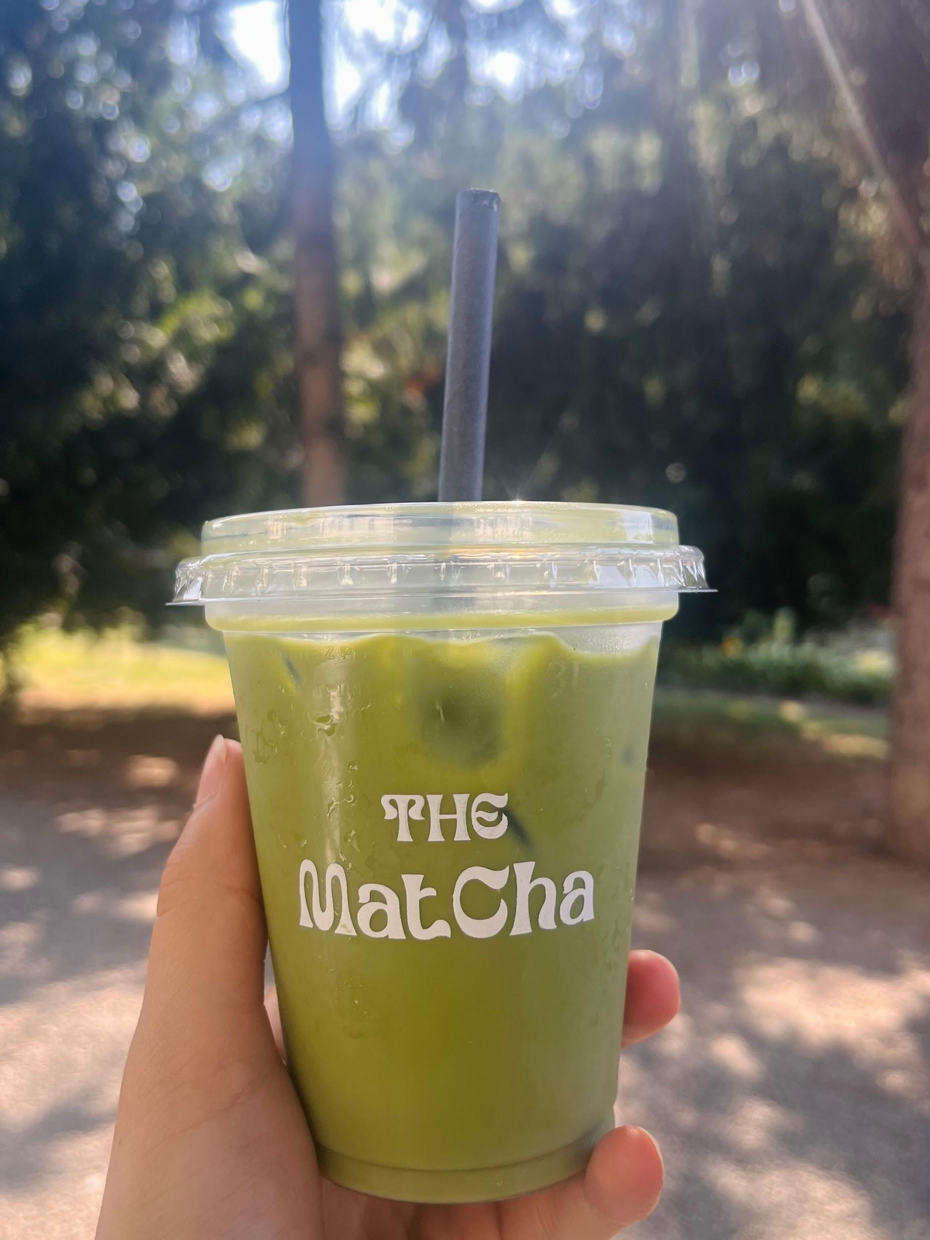The Matcha Košice - ochutené matcha latte s pistáciou, mangom a čokoládou v modernej kaviarni